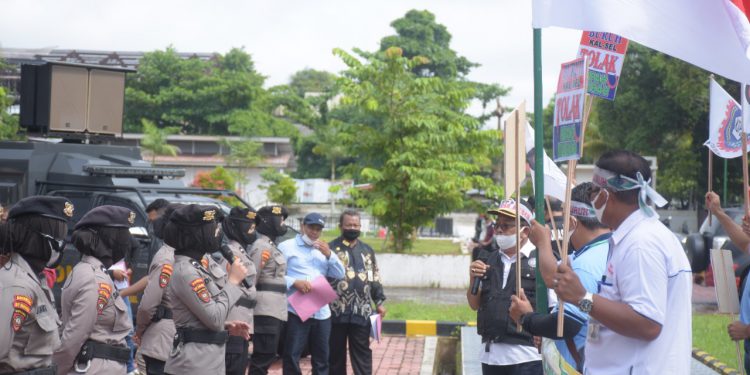 Salah satu peserta lomba unjuk rasa tunjukkan kebolehan berunjuk rasa.