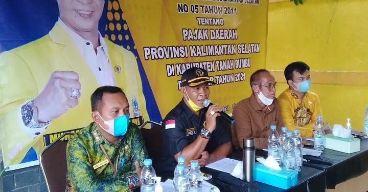 Anggota Komisi II DPRD Kalsel Muhammad Yani Helmi saat menggelar Sosialisasi Perundang-undangan (Sosper) Perda Nomor 5 Tahun 2011 terkait Pajak Daerah, di Kelurahan Gunung Tinggi, Kecamatan Batulicin, Kabupaten Tanah Bumbu. ((istimewa))