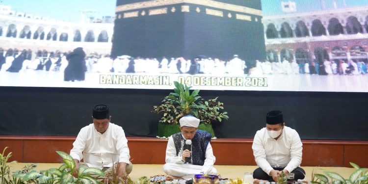 Guru Jaro beserta jemaah  melaksanakan shalat hajat dan memanjatkan doa untuk keselamatan, kemajuan, dan keberkahan banua Kalsel.