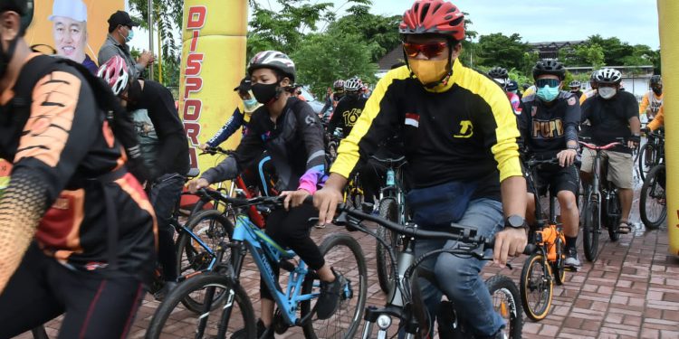 Gubernur Kalsel H Sahbirin Noor saat ikut menjadi peserta gowes dalam rangka HUT Korpri.