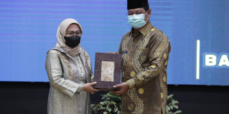 Gubernur Kalsel H Sahbirin Noor memberikan cinderamata kepada Ketua Komisi PRK MUI Pusat Siti Ma'rifah.