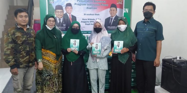 Ketua DPC PKB Banjarmasin Hilyah Aulia didampingi Sekretaris Dewan Syuro PKB Banjarmasin Zainal Hakim berfoto bersama dengan pelajar penerima beasiswa PIP.