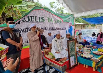 Paman Birin Borong Lelang Saprah Amal  Lalu Dibagikan Lagi untuk Jamaah