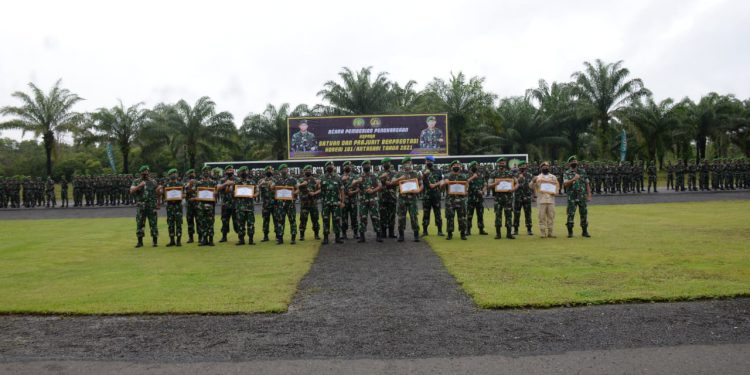 Prajurit Korem 101/Antasari yang meraih prestasi berfoto bersama.