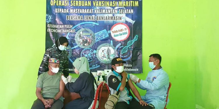 Warga desa Sabuhur saat menjalani suntikan vaksinasi.