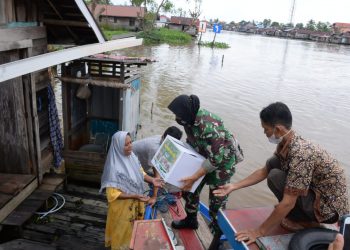 Peringati HUT ke-60 Kowad, Srikandi Kalsel Bantu Masyarakat Terdampak Banjir di Pesisir Sungai Lulut