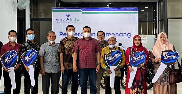 Para pemenang undian Simpeda KPE Bank Kalsel.