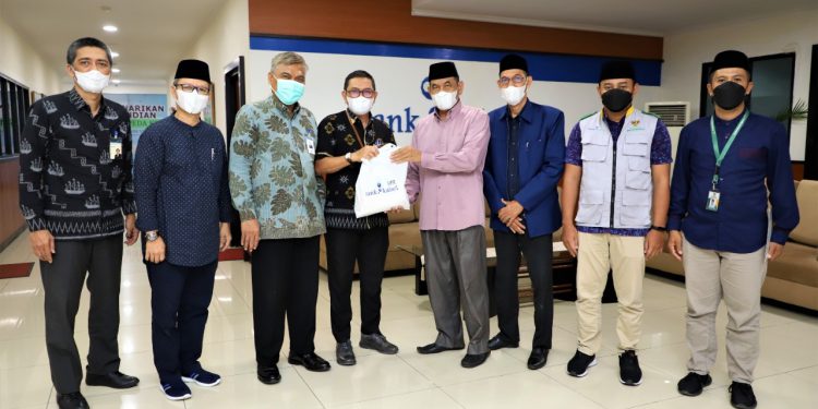 Penyerahan bantuan dilakukan secara simbolis oleh Direktur Utama Bank Kalsel Hanawijaya didampingi Direktur Operasional Ahmad Fatrya Putra kepada Irhamsyah Safari selaku Ketua Baznas Provinsi Kalsel.