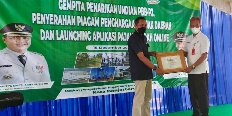 Penghargaan diserahkan Sekdako Banjarbaru Said Abullah kepada General Manager Bandara Internasional Syamsudin Noor Donny Subardono.