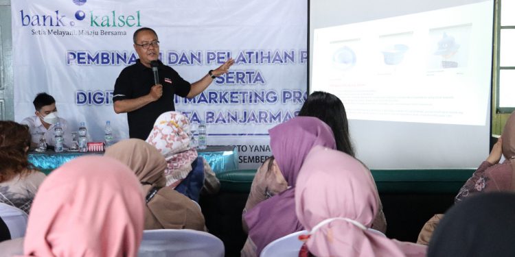 Peserta tampak antusias mendengar pemaparan narasumber saat Pembinaan dan Pelatihan Pengemasan serta Digitalisasi Marketing Produk UMKM yang digelar Bank Kalsel.