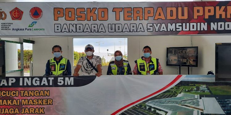 Posko Pengendalian Transportasi Udara Nataru di selasar Bandara Internasional Syamsudin Noor.