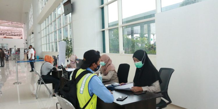 Vaksinasi di Bandara Internasional Syamsudin Noor.