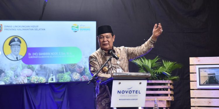 Gubernur Kalsel H Sahbirin Noor saat memberikan sambutan di acara seminar sungai.