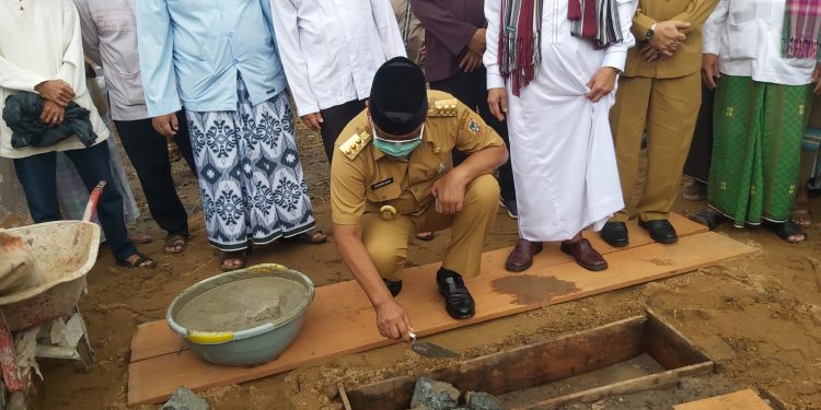 Gubernur Kalsel H Sahbirin Noor saat ikut meletakkan batu pertama pembangunan Ponpes.