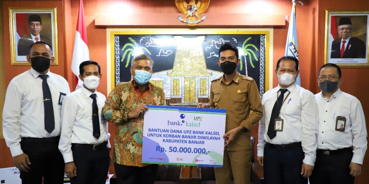 Penyerahan bantuan secara simbolis oleh Dirut Bank Kalsel Hanawijaya kepada Bupati Banjar Saidi Mansyur.