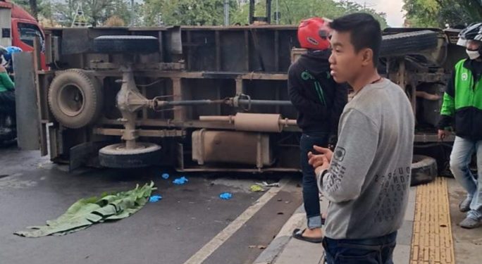 Kecelakaan maut yang mengakibatkan pengendara motor matic tewas tertindih badan truk di Jalan A Yani Km.5, Banjarmasin.