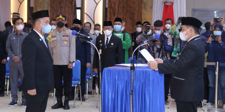 Walikota Banjarmasin H Ibnu Sina saat melantik Iksan Budiman sebagai Sekdako Banjarmasin.