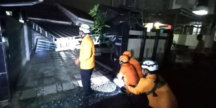 Upaya evakuasi harta benda di rumah yang roboh oleh anggota BPBD Banjarmasin.