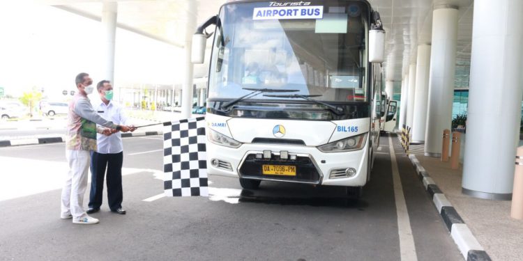 Launching airport bus Bandara Internasional Syamsudin Noor.