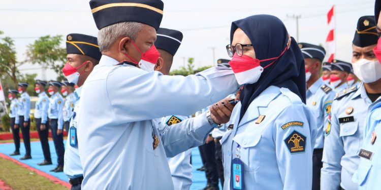 Penyematan tanda pangkat secara simbolis kepada peserta yang dilantik oleh Kepala Kanwil Kalsel Tejo Harwanto.