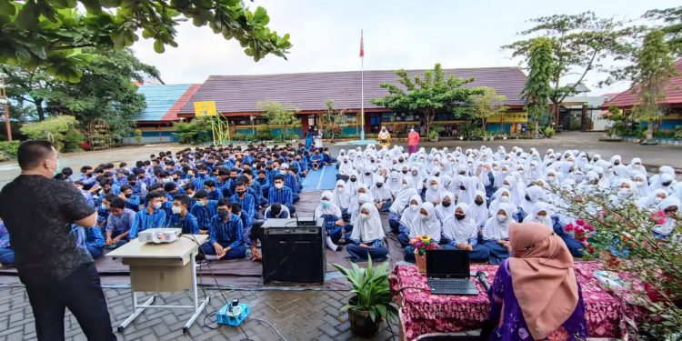 Para pelajar SMPN 12 Banjarmasin saat menyimak materi bullying yang disampaikan pihak Kemenkumham Kalsel.