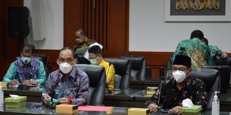 Rapat koordinasi penetapan bandara internasional Syamsudin Noor sebagai bandara keberangkatan haji dan umrah.