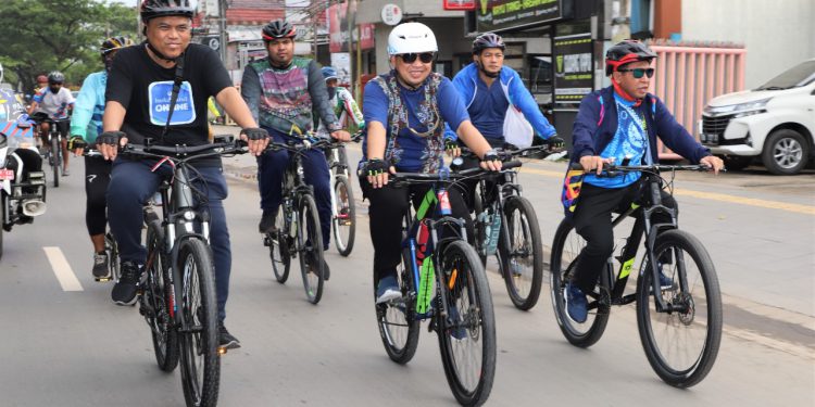 Walikota Banjarmasin dan Wakil Walikota Banjarmasin H Ibnu Sina - H Arifin Noor bersama jajaran OJK saat mengikuti kegiatan Gowes Bank Kalsel.