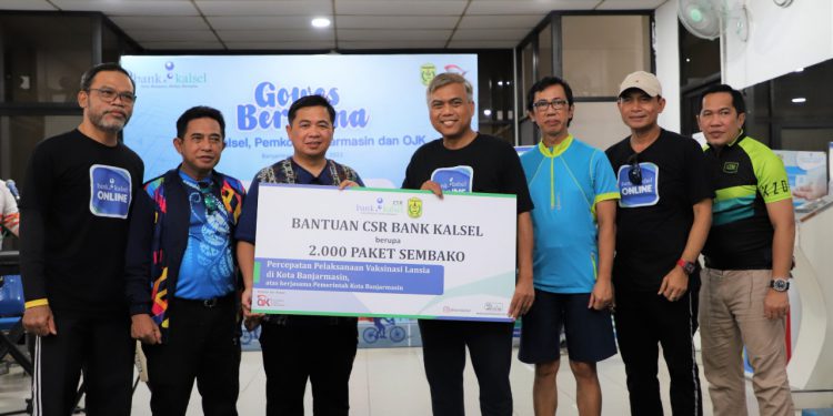 Bantuan 2.000 paket sembako dari Bank Kalsel yang diterima secara simbolis Walikota Banjarmasin H Ibnu Sina.