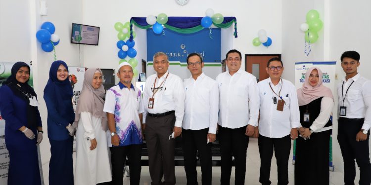 Jajaran Bank Kalsel berfoto bersama di
Ruangan Banking Hall KCPS Kayutangi yang terdapat layanan customer service dan teller.