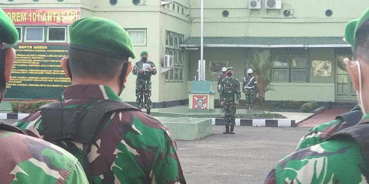 Kasrem 101/Ant Kolonel Arh Heri Purwanto, saat menjadi inspektur upacara pengibaran bendera merah putih di Lapangan Makorem 101/Antasari.