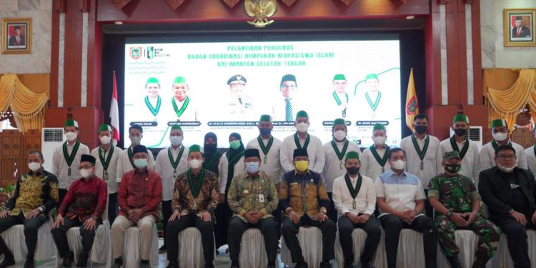 Gubernur Kalsel H Sahbirin Noor berfoto bersama dengan jajaran pengurus BADKO HMI Kalselteng yang baru dilantik.