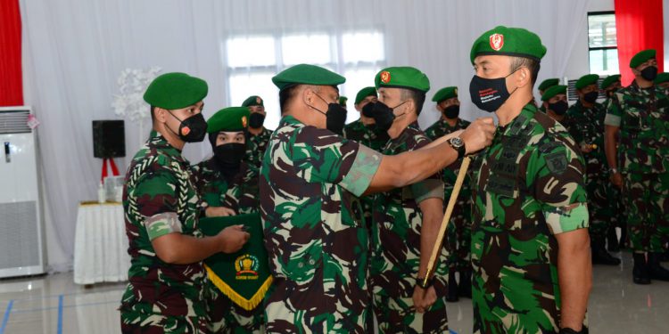 Danrem 101/Antasari Brigjen TNI Firmansyah memimpin upacara sertijab Dandim 1002/HST dari Letnan Kolonel Inf M. Ishak H Baharuddin, kepada Letnan Kolonel Kav Gagang Prawardhana.