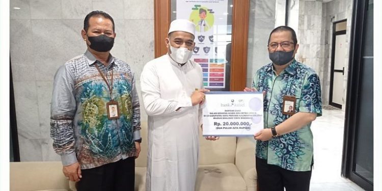 Direktur UPZ Bank Kalsel HM Fajri Muhtadi didampingi Pgs Kepala Divisi Corsec Bank Kalsel, Suriadi kepada Pimpinan Majelis Shalawat Cinta Mahabbah Habib Fathurrachman Bahasyim di Kantor Pusat Bank Kalsel.