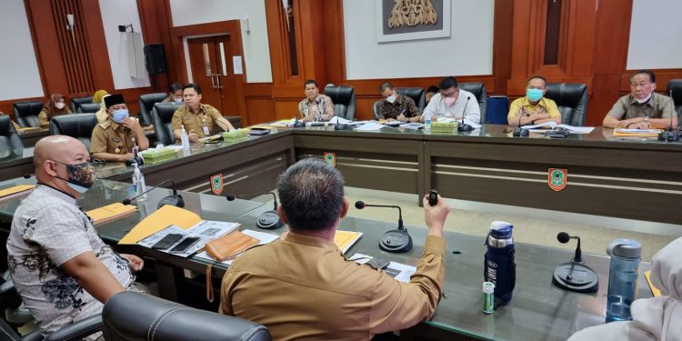 Gubernur Kalsel H Sahbirin Noor pada rapat terbatas terkait pelaksanaan program prioritas pada RPJMD 2021-2026.