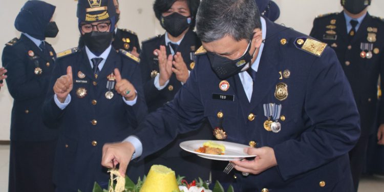 Kepala Divisi Keimigrasian Teodorus Simarmata saat memotong tumpeng pada peringatan Hari Bhakti Imigrasi ke-72.