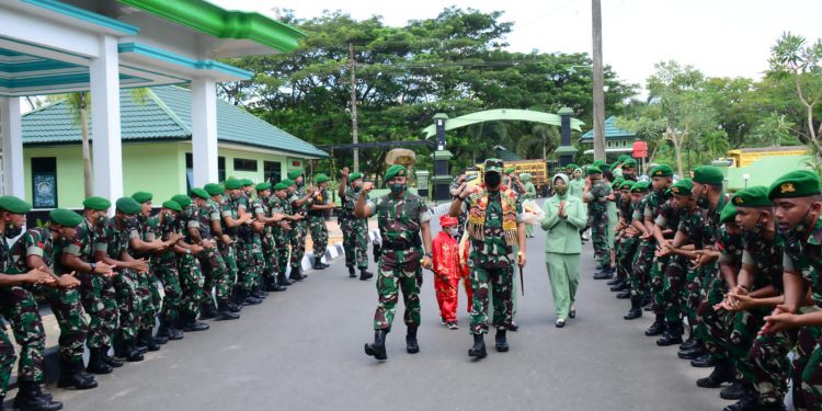 Danrem 101/Antasari Brigjen TNl Firmansyah kunjungan kerja sekaligus berpamitan kepada Prajurit dan Persit Yonif 623/BWU.