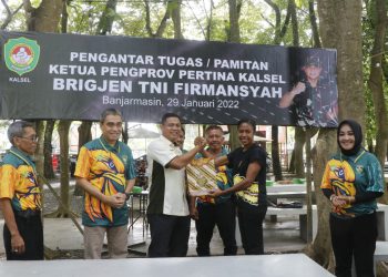 Pamit Selaku Ketua Pengprov Pertina Kalsel, Brigjen TNI Firmansyah Beri Penghargaan Atlet Peraih Medali PON Papua