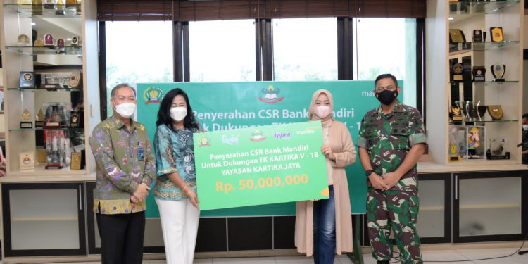 Penyerahan bantuan CSR dari Bank Mandiri Region IX Kalimantan dalam rangka renovasi Sekolah Yayasan Kartika Jaya TK Kartika V-18.