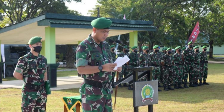 Danrem 101/Antasari Brigjen TNI Firmansyah saat memimpin apel gelar pasukan.