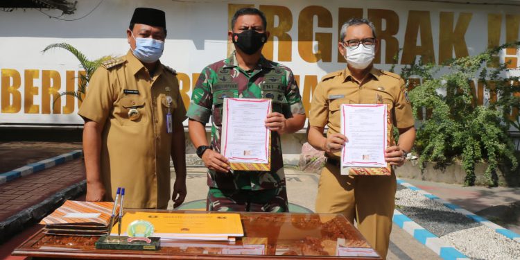 Penandatangan serah terima Pekerjaan Karya Bhakti TNI antara Korem 101 Antasari dengan Dinas PMD Provinsi Kalsel.