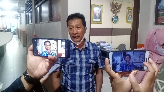 Wakil Ketua DPRD Banjarmasin Bambang Yanto saat diwawancarai wartawan di kantor dewan Banjarmasin.