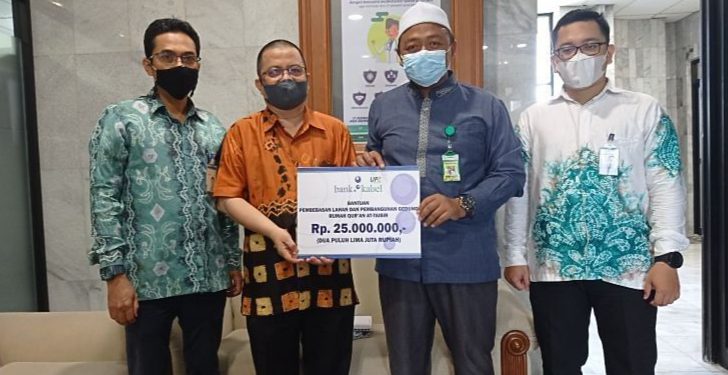 Penyerahan bantuan secara simbolis oleh Direktur UPZ Bank Kalsel, HM. Fajri Muhtadi kepada Ketua Yayasan Qur’an Care Indonesia, Ustadz Mustaqim Akmal. Penyerahan didampingi oleh Wakil Direktur UPZ Bank Kalsel, Muhammad Firmansyah, di Kantor Pusat Bank Kalsel.