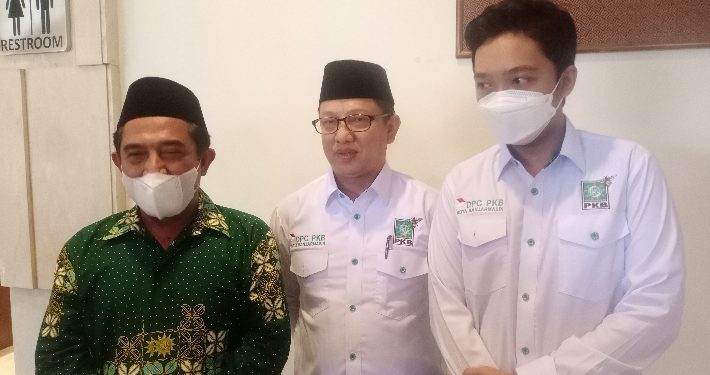 Ketua Dewan Syuro DPC PKB Banjarmasin H Arifin Noor (kiri) didampingi kader PKB saat diwawancarai wartawan.