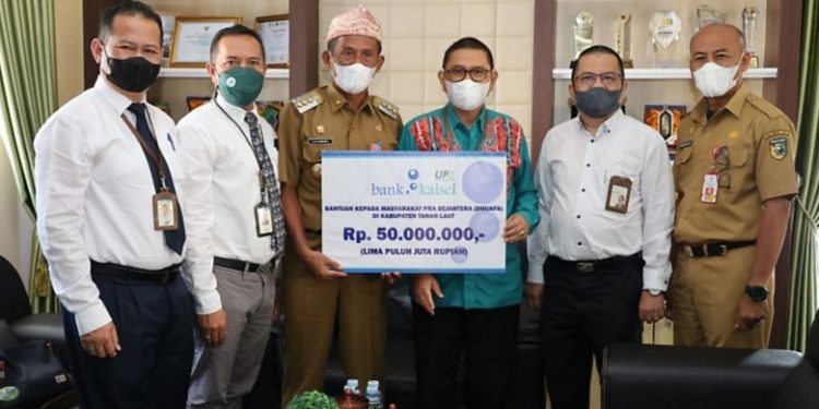 Penyerahan bantuan secara simbolis oleh Direktur Operasional Bank Kalsel, Ahmad Fatrya Putra kepada Bupati Tanah Laut, H. Sukamta. (Foto : Bank Kalsel)