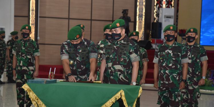 Sertijab dan tradisi korps pelepasan serta penerimaan Pejabat Kodam VI/Mlw dipimpin Pangdam VI/Mulawarman (Mlw) Mayjen TNI Teguh Pudjo Rumekso, di Aula Makodam VI/Mlw Balikpapan.