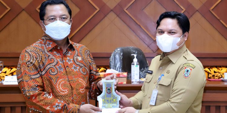 Sekdaprov Kalsel Roy Rizali saat menyerahkan plakat ke Wakil Ketua DPD RI Mahyudin.