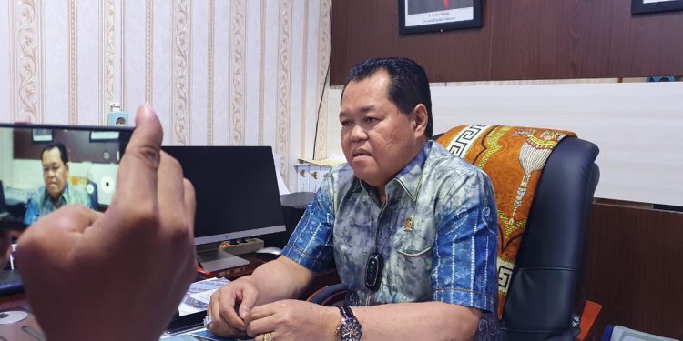 Wakil Ketua DPRD Banjarmasin Matnor Ali saat diwawancarai wartawan di ruang kerjanya.