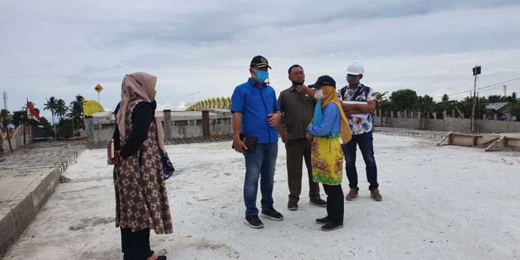 Ketua Komisi III DPRD Banjarmasin M Isnaini dan rombongan saat kunjungan lapangan di Jembatan HKSN.