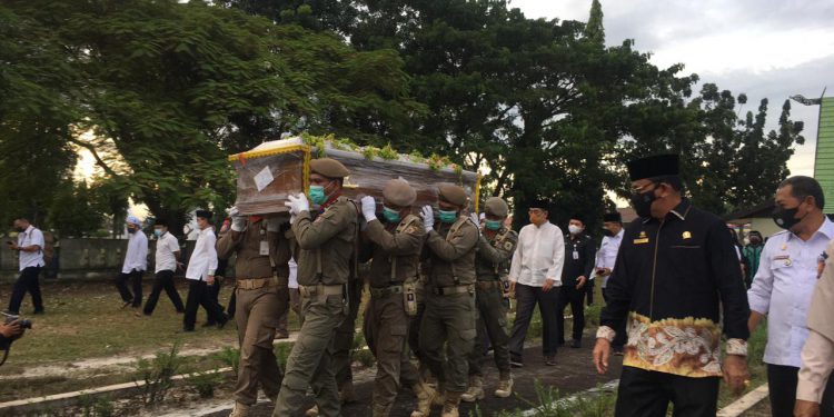 Jasad HM Said saat dibawa menuju Taman Makam Bahagia untuk dikebumikan.