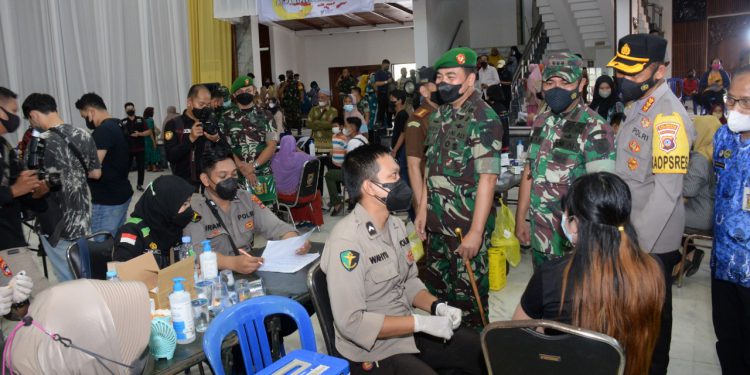 Danrem 101/Antasari Kolonel Inf Rudi Puruwito meninjau pelaksanaan Serbuan Vaksinasi di Gedung Sultan Suriansyah.